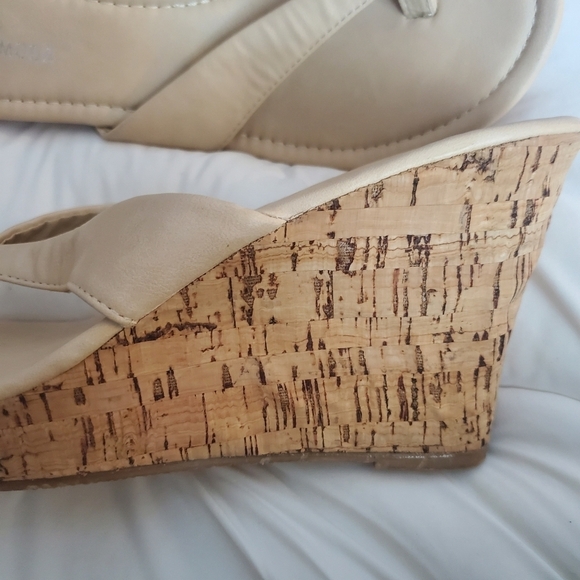 Cream color sandals with 3" heel NEW SIZE 9 - Picture 6 of 6